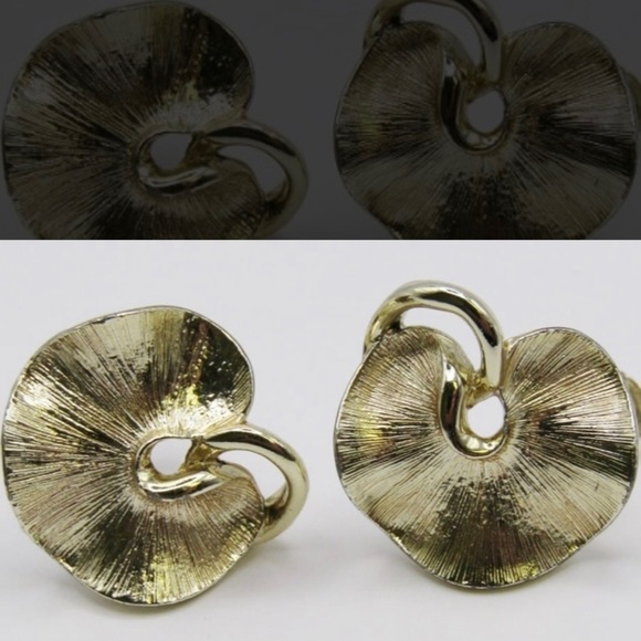 VINTAGE LISNER LILY PAD EARRINGS - Picture 1 of 2